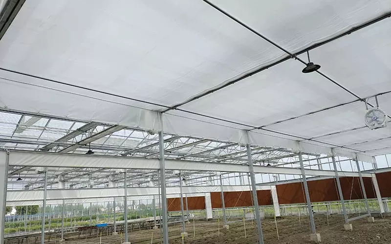 Ano ang iba't ibang materyales na ginagamit sa greenhouse inside screen system?